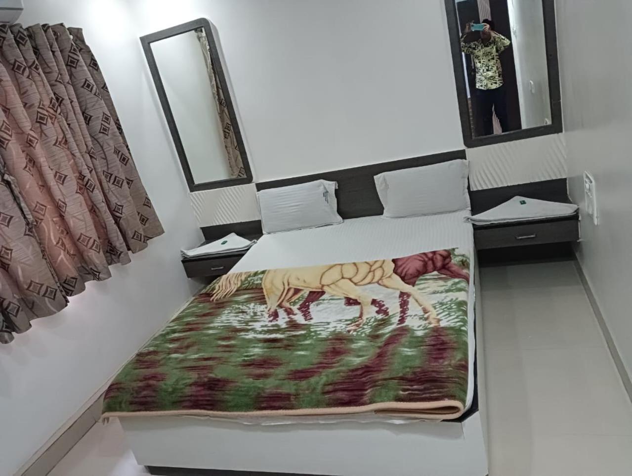 Hotel Shri Sai Darshan Shirdi Exteriör bild